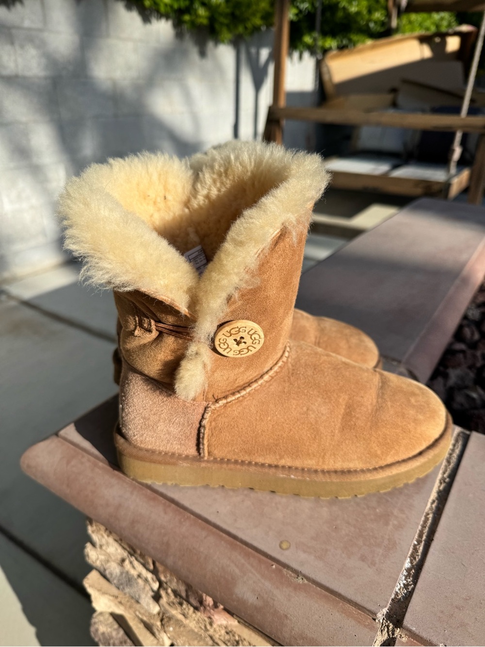 UGG Bailey Button II size 6 Chestnut Sheepskin Winter Boots